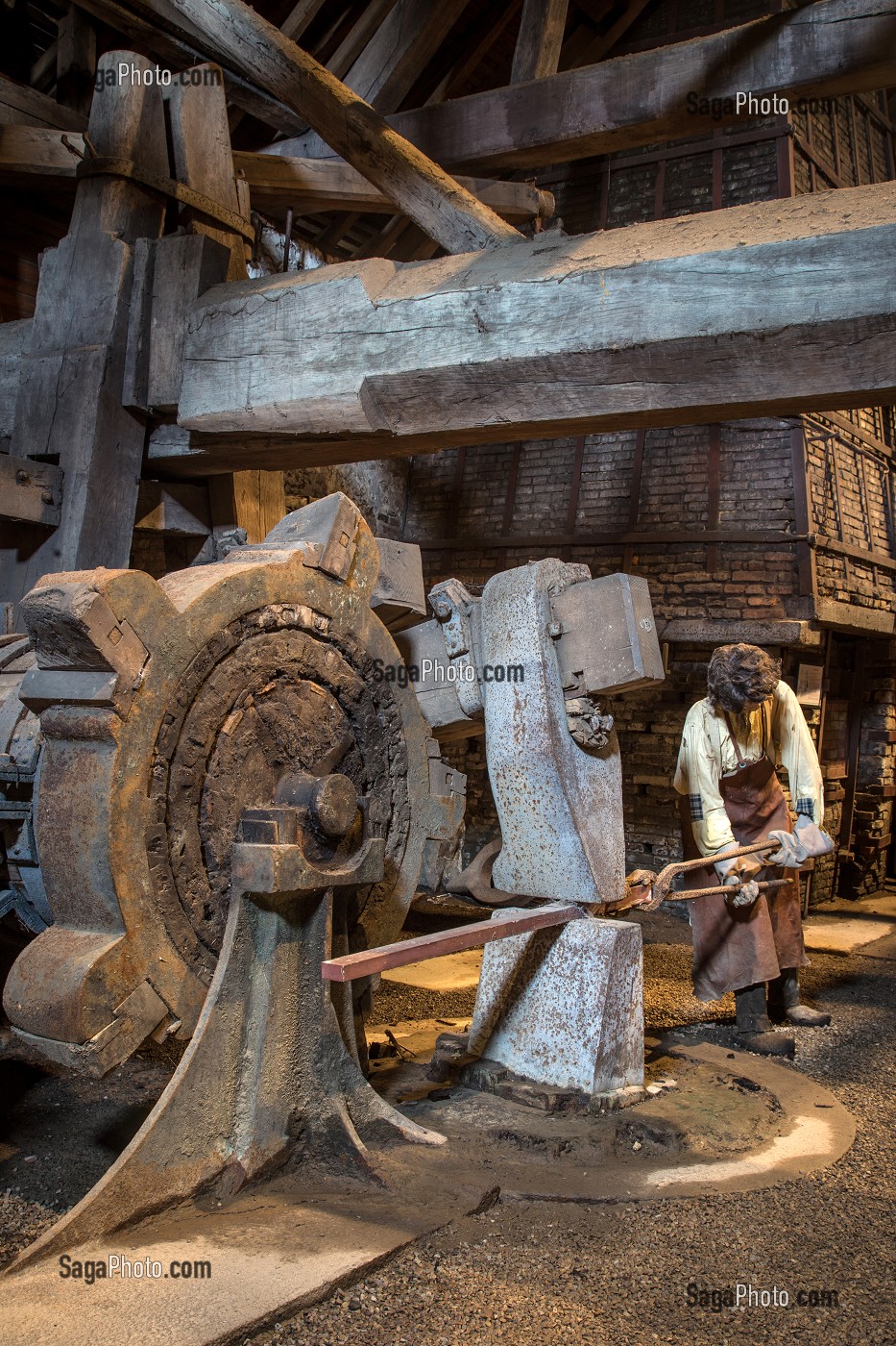 MUSEE DE LA GROSSE FORGE, MARTEAU MONUMENTAL ET MANNEQUIN DE FORGERON, AUBE (61), FRANCE 