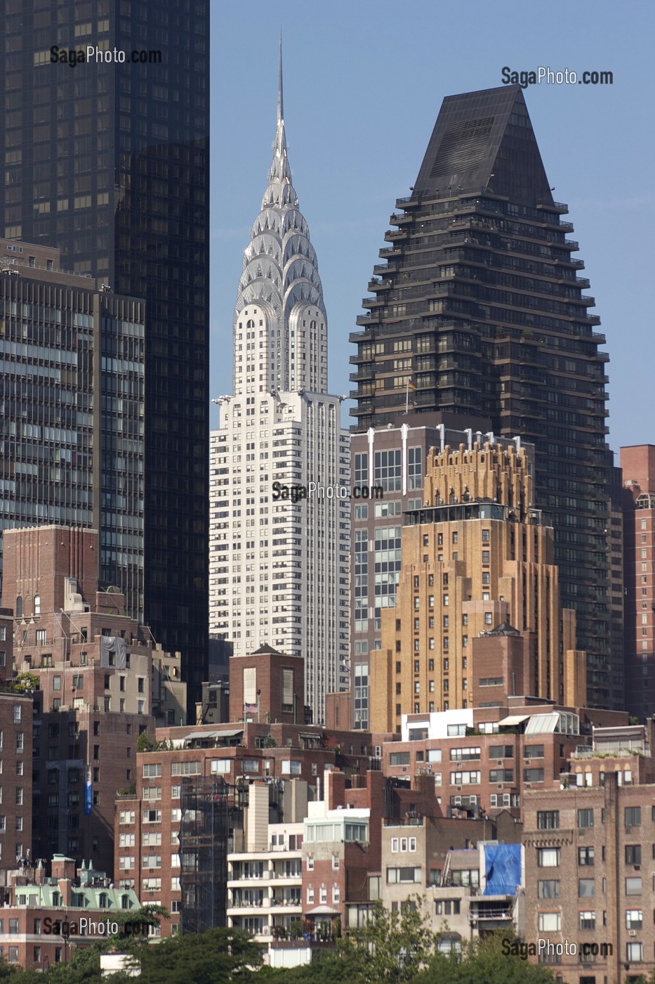 CHRYSLER BUILDING APPARAISSANT ENTRE DEUX BUILDINGS DE L'UPPER EAST SIDE, MANHATTAN, NEW YORK, ETATS-UNIS D'AMERIQUE, USA 