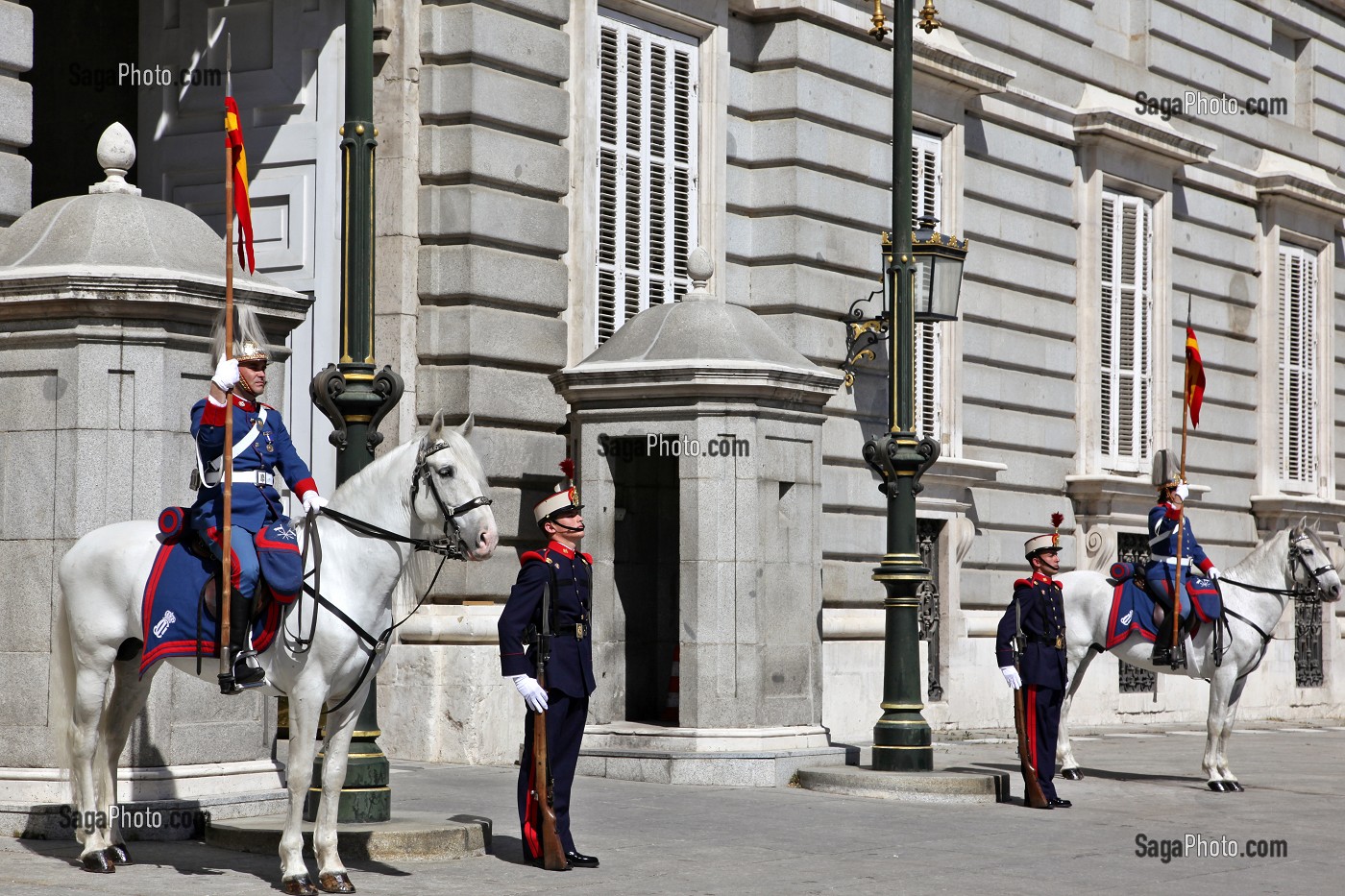 photo de RELEVE DE LA GARDE DEVANT LE PALAIS ROYAL, MADRID, ESPAGNE