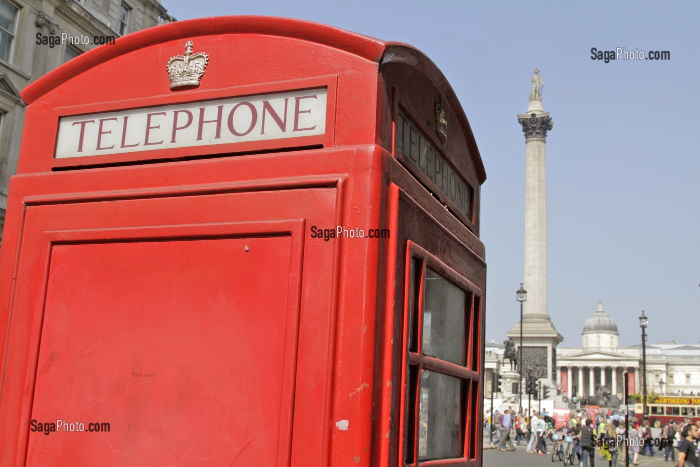 CABINE TELEPHONIQUE TRADITIONNELLE PRES DE LA NELSON COLUMN, TRAFALGAR SQUARE, LONDRES, ANGLETERRE 