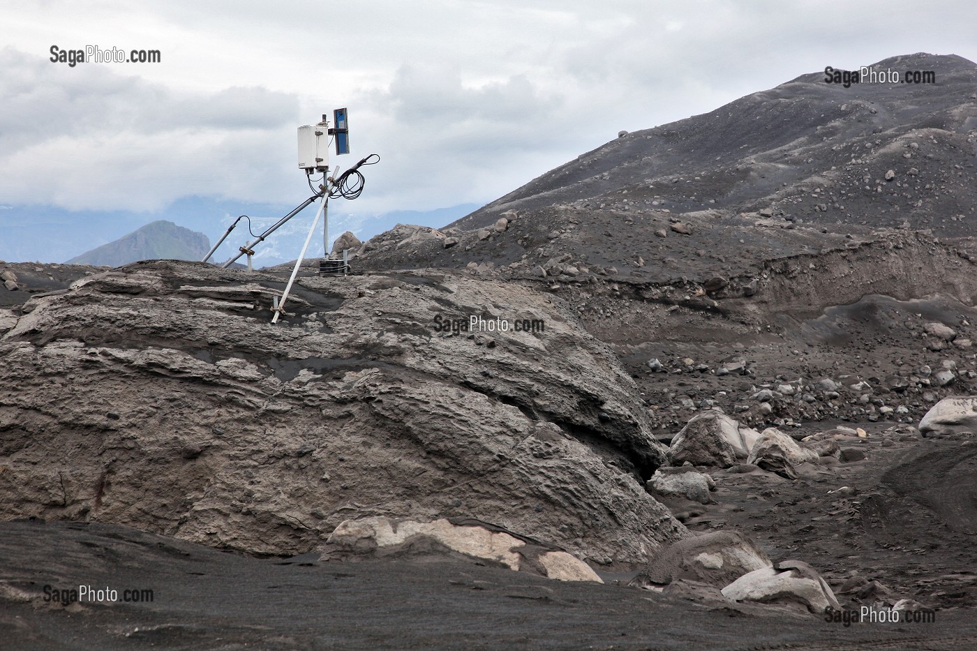 STATION SISMIQUE SURVEILLANT LE VOLCAN EYJAFJALLAJOKULL APRES LES ERUPTIONS DU 20 MARS ET DU 14 AVRIL 2010 QUI ONT PROVOQUE L’EVACUATION DE 800 PERSONNES ET BLOQUE LE RESEAU AERIEN DE L’EUROPE DU NORD, ISLANDE, EUROPE 