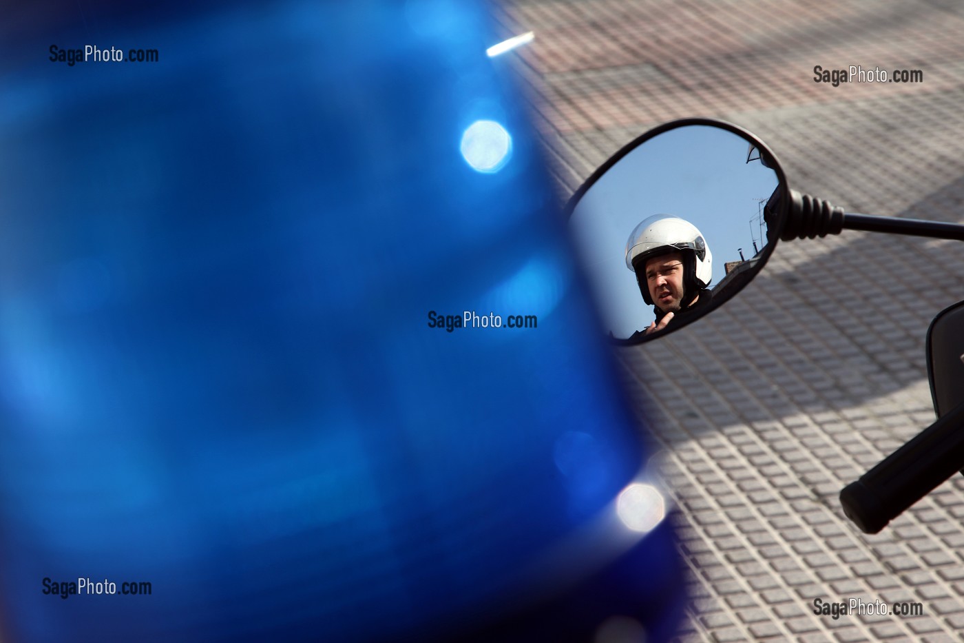 REFLET D'UN POLICIER DANS LE RETROVISEUR DE SA MOTO EQUIPE D'UN GYROPHARE, MADRID, ESPAGNE 