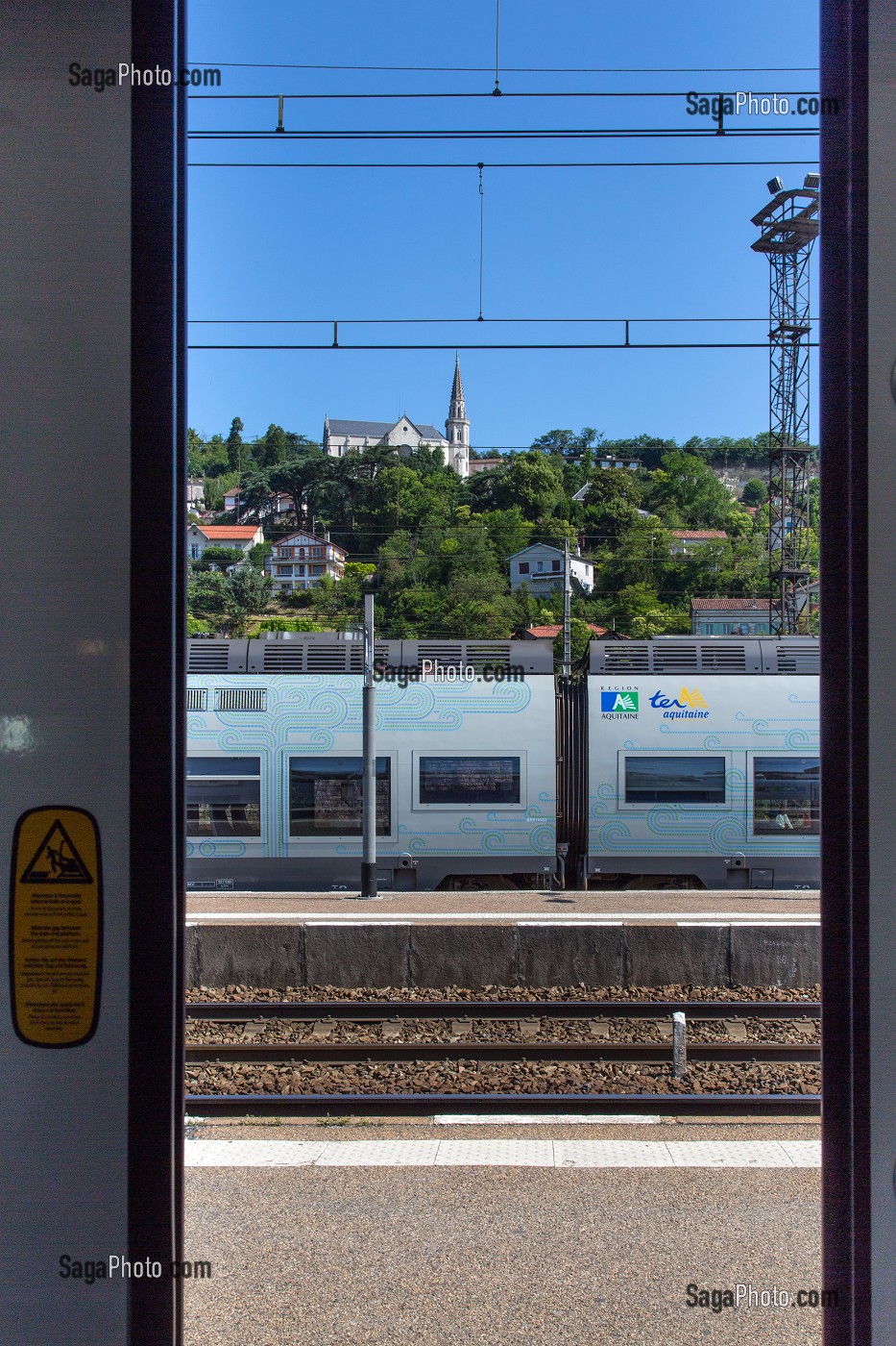 GARE SNCF ET TRAIN TER REGION AQUITAINE, VILLE D'AGEN (47) LOT-ET-GARONNE, FRANCE 