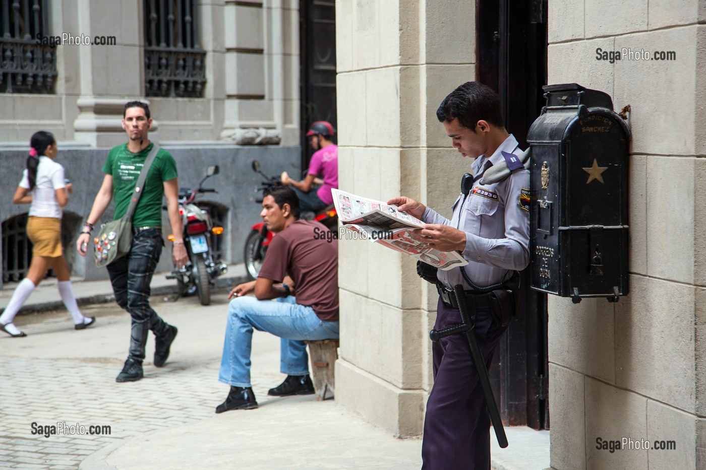 POLICIER LISANT LE JOURNAL DANS LA CALLE OBISPO, SCENE DE RUE, LA HAVANE, CUBA, CARAIBES 