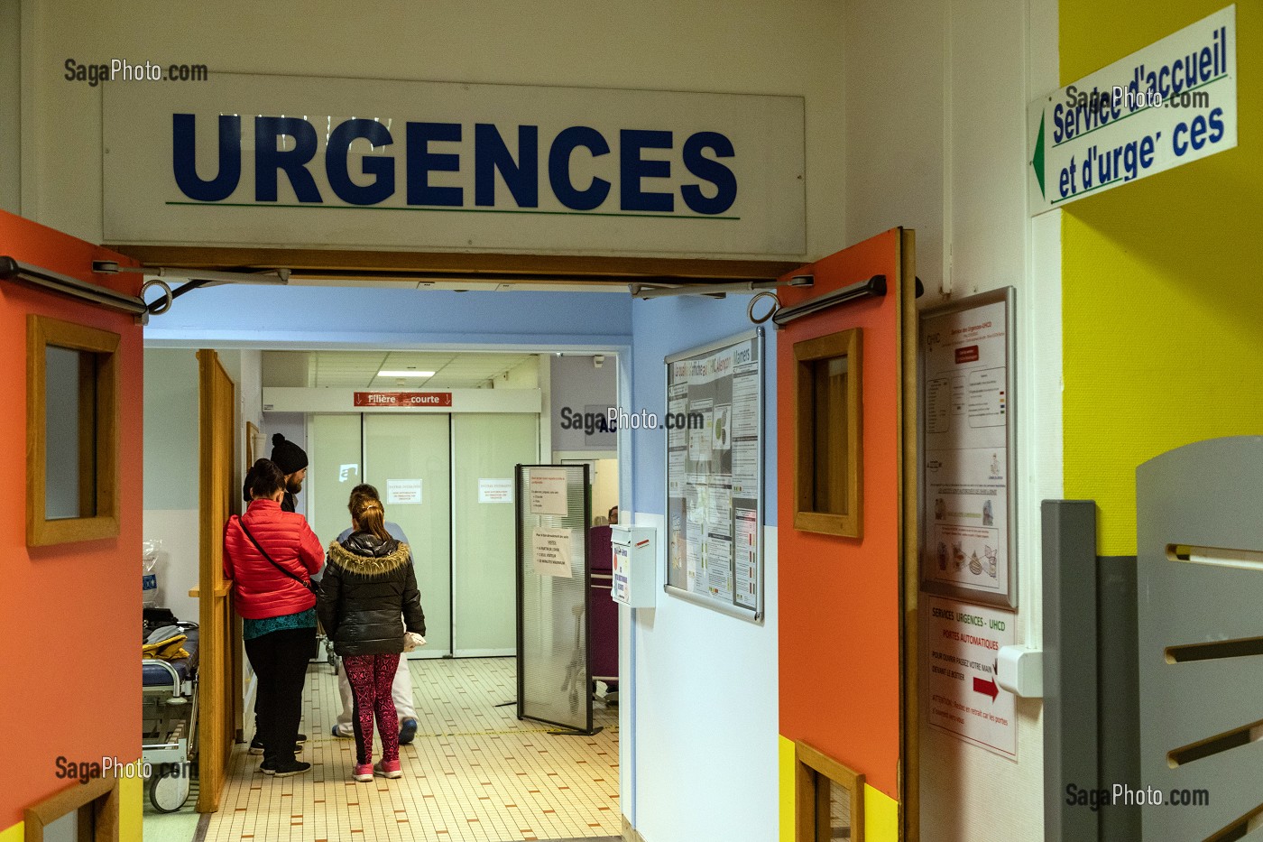 ATTENTE AU SERVICE DES URGENCES DU CENTRE HOSPITALIER INTERCOMMUNAL D'ALENCON-MAMERS, ALENCON (61), FRANCE 