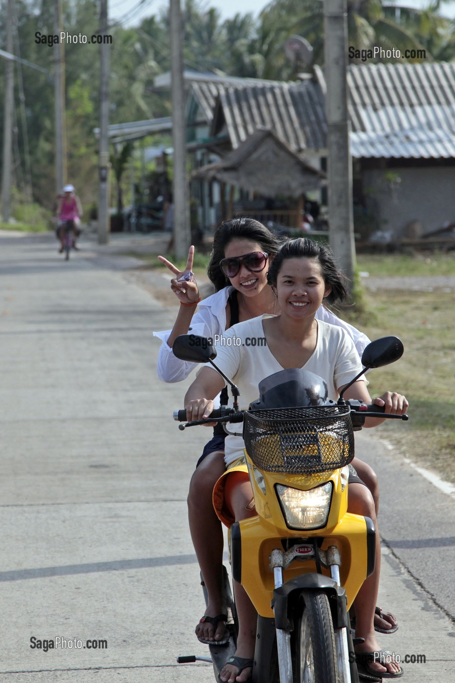 JEUNES FILLES THAILANDAISES SUR UNE MOBYLETTE, BANG SAPHAN, THAILANDE 