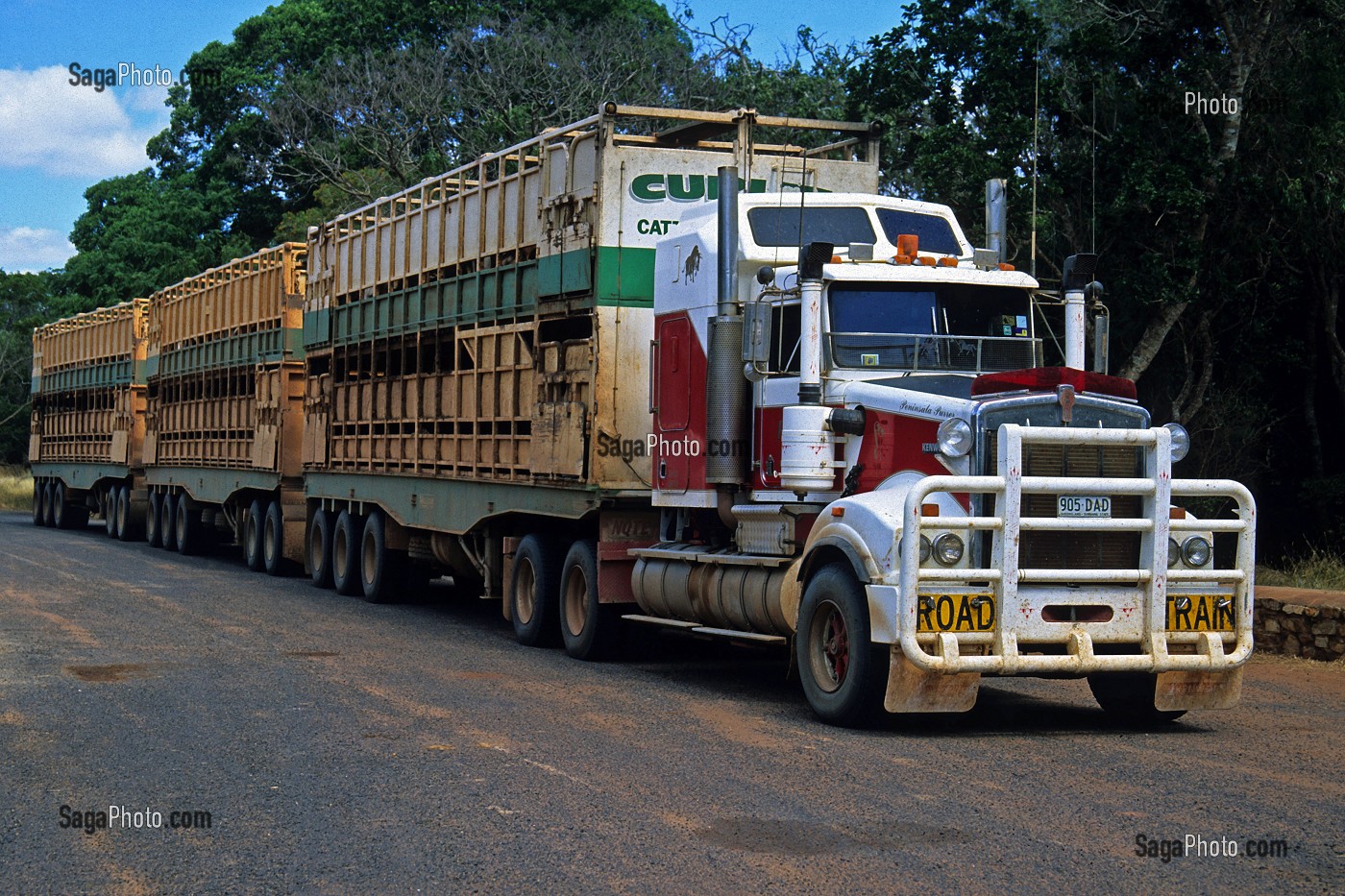 photo de ROAD TRAIN SUR UNE ROUTE DU QUEENSLAND, CAMION, CONVOI, ROUTE