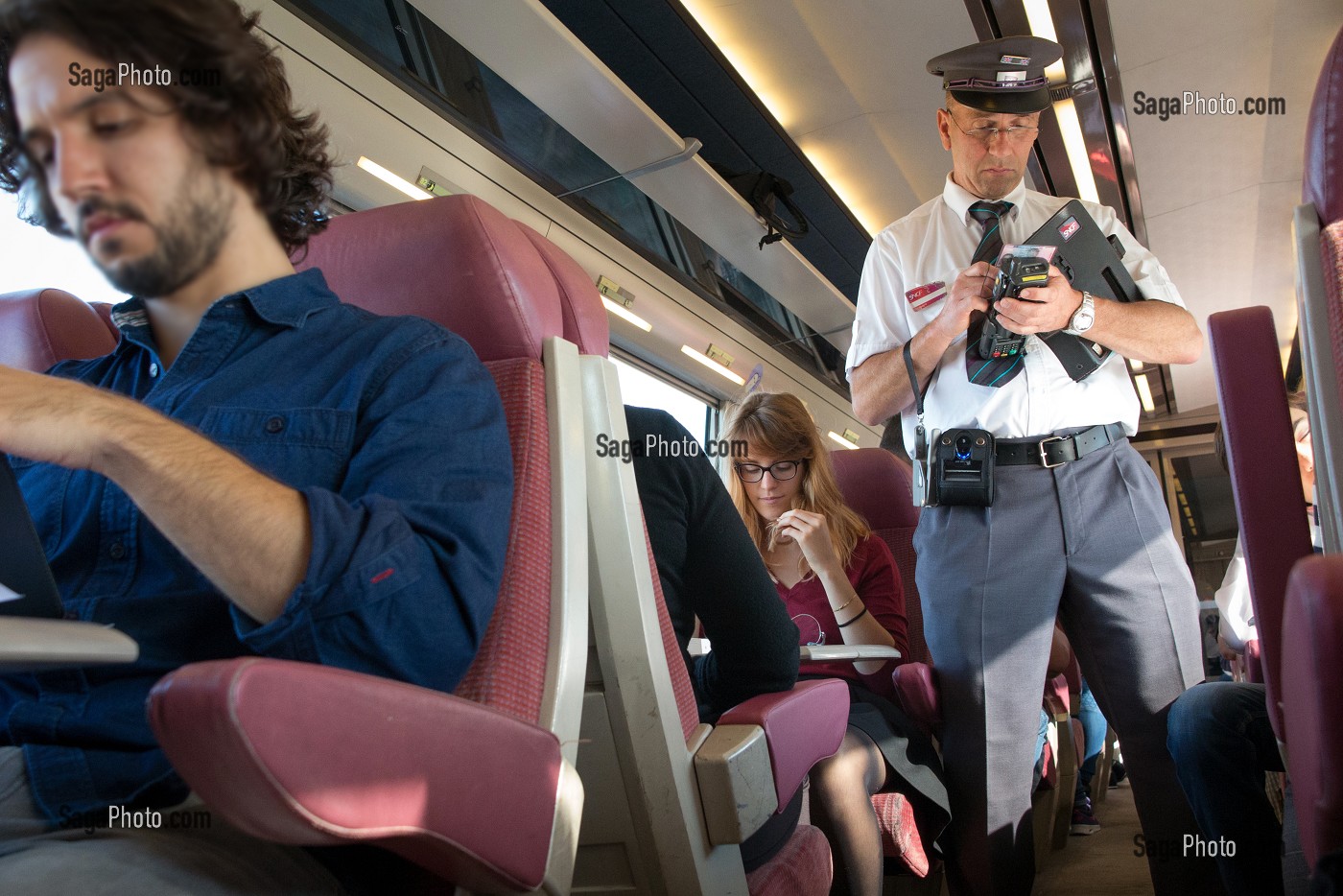 Photo De CONTROLE DE BILLETS SNCF SUR LA LIGNE DE TRAIN TER PARIS Photo De CONTROLE DE BILLETS SNCF SUR LA LIGNE DE TRAIN TER PARIS