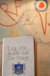 LIVRE D'OR SIGNE D'UN DESSIN DE JEAN COCTEAU EN 1960, SALLE DES MARIAGES DE LA MAIRIE DE SAINT-JEAN-CAP-FERRAT, ALPES-MARITIMES (06), FRANCE 