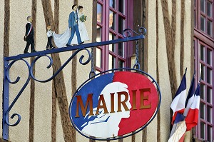 MARIAGE A LA MAIRIE, LES MARIES ET MONSIEUR LE MAIRE, VILLE DE MIREPOIX, ARIEGE (09), FRANCE 