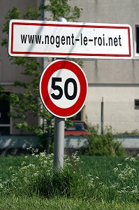 PANNEAU DE L'ENTREE DE LA VILLE CONNECTEE A INTERNET, NOGENT-LE-ROI, EURE-ET-LOIR (28), FRANCE 