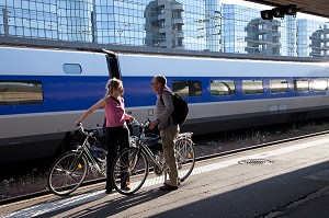 COUPLE DE CYCLISTES A LA GARE DES TRAINS TGV DE TOURS, ITINERAIRE DE LA LOIRE A VELO, INDRE-ET-LOIRE (37), FRANCE 