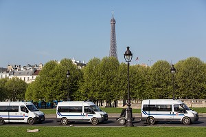 CARS DE CRS SUR L'ESPLANADE DES INVALIDES ET TOUR EIFFEL, 7EME ARRONDISSEMENT, PARIS, FRANCE 