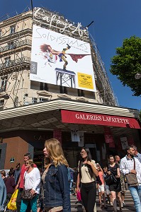 FOULE COMPACTE DEVANT LES GALERIES LAFAYETTE (SOLDES), LES GRANDS MAGASINS, PARIS (75), FRANCE 