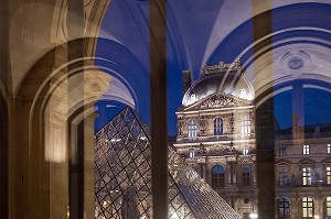 REFLET DE LA FACADE DU MUSEE DU LOUVRE ET DE SA PYRAMIDE CONSTRUITE PAR I. M. PEI, PARIS (75), FRANCE 