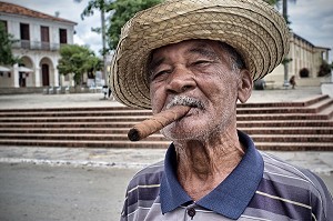VIEIL HOMME FUMANT LE CIGARE CUBAIN COHIBA (PURO) DANS LES RUES DE LA VILLE DE VINALES, VALLEE DE VINALES, CLASSEE AU PATRIMOINE MONDIAL DE L’HUMANITE PAR L’UNESCO, CUBA, CARAIBES 