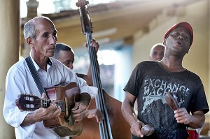MUSICIENS JOUANT DANS UN CAFE (SCENE DE RUE) DE LA VILLE, VALLEE DE VINALES, CLASSEE AU PATRIMOINE MONDIAL DE L’HUMANITE PAR L’UNESCO, CUBA, CARAIBES 