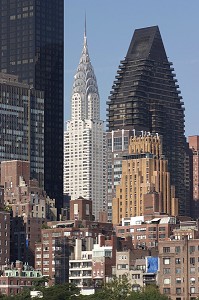 CHRYSLER BUILDING APPARAISSANT ENTRE DEUX BUILDINGS DE L'UPPER EAST SIDE, MANHATTAN, NEW YORK, ETATS-UNIS D'AMERIQUE, USA 