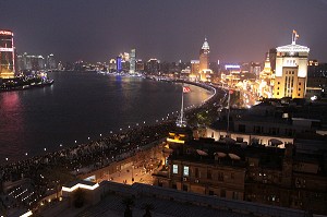 VUE NOCTURNE DE LA PROMENADE DU BUND, SHANGHAI, REPUBLIQUE POPULAIRE DE CHINE 