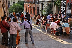 GROUPE DE MUSICIENS DEVANT LE BAR GASTRONOMICO KORGUI (CAFE GASTRONOMIQUE), CALLE ROLLO, MADRID, ESPAGNE 