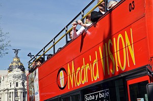 TOURISTES A BORD DU BUS TOURISTIQUE 'MADRID VISION', CALLE ALCALA DEVANT LE METROPOLIS, MADRID, ESPAGNE 