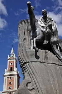 STATUE MONUMENTALE DEVANT LE MUSEE DE L'AMERIQUE (MUSEO AMERICA), QUARTIER DE MONCLOA, MADRID, ESPAGNE 