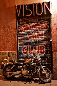 GRAFFITIS 'VISION RAMONES FAN CLUB', CALLE VELARDE, MALASANA, MADRID, ESPAGNE 