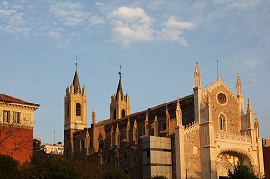 LES DEUX TOURS DE L'EGLISE SAN JERONIMO EL REAL, QUARTIER DU MUSEE DU PRADO, MADRID, ESPAGNE 