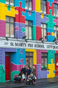 FACADE COLOREE DE L'ECOLE MATERNELLE DE SAINT MARY PRE SCHOOL, CITY QUAY, DUBLIN, IRLANDE 