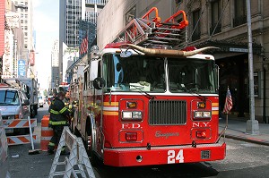 NEW YORK FIRE DEPARTMENT, CAMION DE POMPIERS LORS D'UNE INTERVENTION PRES DE TIMES SQUARE, QUARTIER DE MIDTOWN, MANHATTAN, NEW YORK CITY, ETAT DE NEW YORK, ETATS-UNIS 