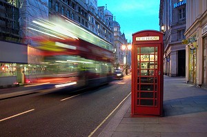 BUS ANGLAIS ROUGE (RED BUS) ET CABINE TELEPHONIQUE ANGLAISE SYMBOLE DE L'ANGLETERRE, LONDRES, GRANDE-BRETAGNE 