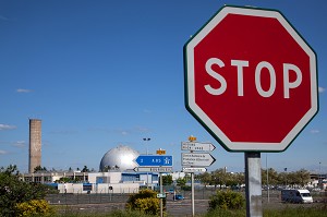 PANNEAU STOP AUX ABORD DE LA CENTRALE NUCLEAIRE DE CHINON, INDRE-ET-LOIRE (37), FRANCE 
