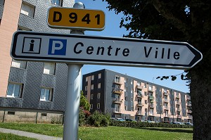 IMMEUBLES HLM A L'ENTREE DU VILLAGE DE SENONCHE, EURE-ET-LOIR (28), FRANCE 