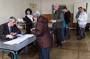 SIGNATURE DU REGISTRE DES ELECTEURS, BUREAU DE VOTE DES ELECTIONS MUNICIPALES, RUGLES, EURE (27), FRANCE 