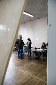 L'ISOLOIR DU BUREAU DE VOTE DES ELECTIONS MUNICIPALES, RUGLES, EURE (27), FRANCE 