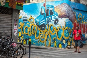 GRAFFITIS AVEC UN VEHICULE DE POLICE, MARCHE DES CAPUCINS, RUE ELIE GINTRAC, VILLE DE BORDEAUX, GIRONDE (33), FRANCE 