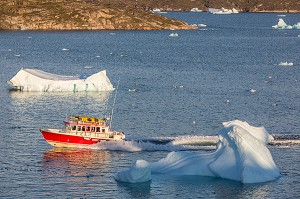BATEAU TAXI, PAYSAGE POLAIRE AVEC LES ICEBERGS FLOTTANT DANS LE FJORD DE LA BAIE DE NARSAQ, GROENLAND 