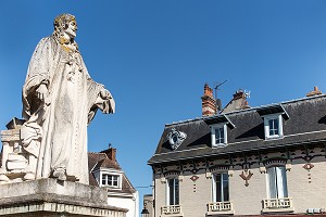 STATUE DE JEAN ROTROU (1609-1650), CELEBRE DRAMATURGE ET POETE, MORT DE LA PESTE VICTIME DE SON DEVOUEMENT POUR SES CONCITOYENS, PLACE ROTROU, VILLE DE DREUX, EURE-ET-LOIR (28), FRANCE 