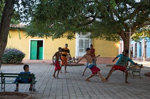 ENFANTS JOUANT AU FOOTBALL SUR UNE PLACE, AMBIANCE DE RUE, TRINIDAD, CLASSEE AU PATRIMOINE MONDIAL DE L’HUMANITE PAR L’UNESCO, CUBA, CARAIBES 