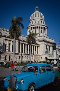 VIEILLE VOITURE AMERICAINE DEVANT LE CAPITOLE, LA HAVANE, CUBA, CARAIBES 