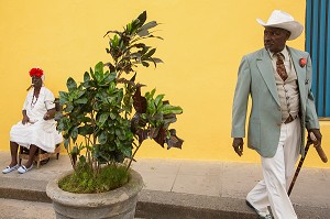 HOMME CUBAIN EN COSTUME ET FEMME CREOLE FUMANT LE CIGARE PURO AVEC SON EVENTAIL, SCENE DE RUE, LA HAVANE, HAVANA VIEJA, CUBA 