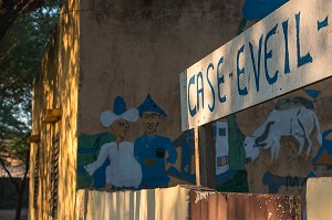 LA CASE EVEIL POUR L'ECOLE MATERNELLE DES PLUS PETITS, VILLAGE PEUL DE GUELAKH, SENEGAL, AFRIQUE DE L'OUEST 