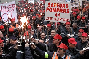 MANIFESTATION DES SAPEURS-POMPIERS DEVANT L'ASSEMBLEE NATIONALE, FEVRIER 2002, PARIS (75), FRANCE 