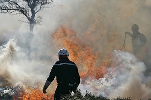 SAPEUR-POMPIER AU MILIEU DES FLAMMES ET DE LA FUMEE SUR UN CHANTIER DE BRULAGES DIRIGES, HERAULT (34), FRANCE 