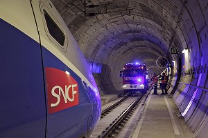TGV A L'ARRET AVEC LE VEHICULE SAPEURS-POMPIERS RAIL ROUTE, EXERCICE DANS LE TUNNEL DU PERTHUS, PYRENEES-ORIENTALES, FRANCE 