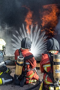 LANCE HAUTE-PRESSION EN ACTION, ATELIERS DES FIRE DAYS, AUXERRE (89), FRANCE 