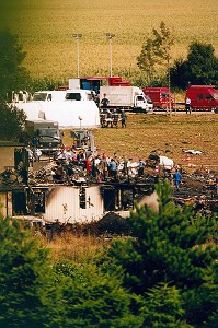CRASH DU CONCORDE PARIS/NEW-YORK, 113 MORTS GONESSE, LE 26/07/2000, EVACUATION DES VICTIMES DECEDES LE LENDEMAIN DU CRASH 