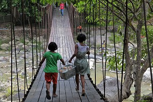 ENFANTS TRAVERSANT LA RIVIERE SUR UN PONT EN BOIS SUSPENDU, THAILANDE, ASIE 