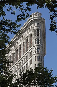 FLATIRON BUILDING (1902) OU FLAT IRON BUILDING, IMMEUBLE A ARMATURE METALLIQUE (CAST-IRON BUILDING) EN FORME DE FER A REPASSER, QUARTIER DE MIDTOWN, MANHATTAN, NEW YORK CITY, ETAT DE NEW YORK, ETATS-UNIS 