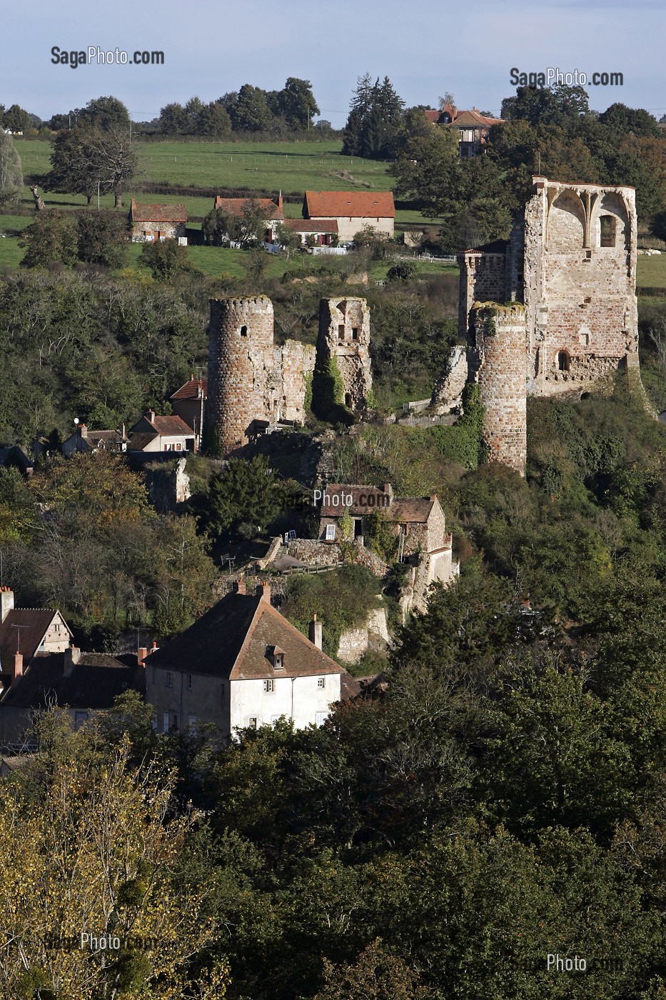RUINES ET TOURS DU CHATEAU FORT, HERISSON, ALLIER (03), FRANCE 